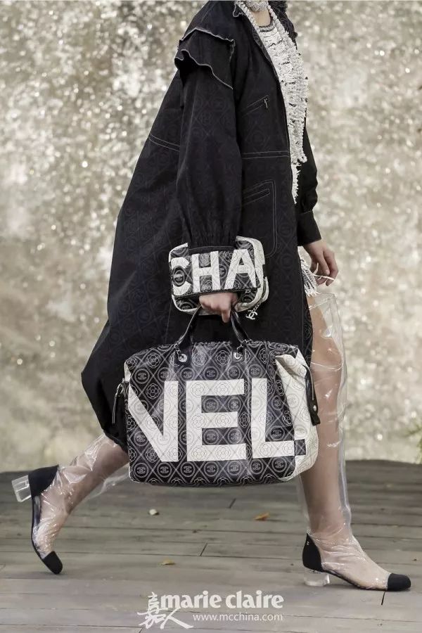 跟GD和表姐来到香奈儿“水帘洞”，看完我开始期待下雨天！