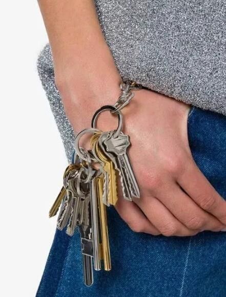 一个圆环钥匙串卖7500！原来看门大爷一直走在时尚的尖端……