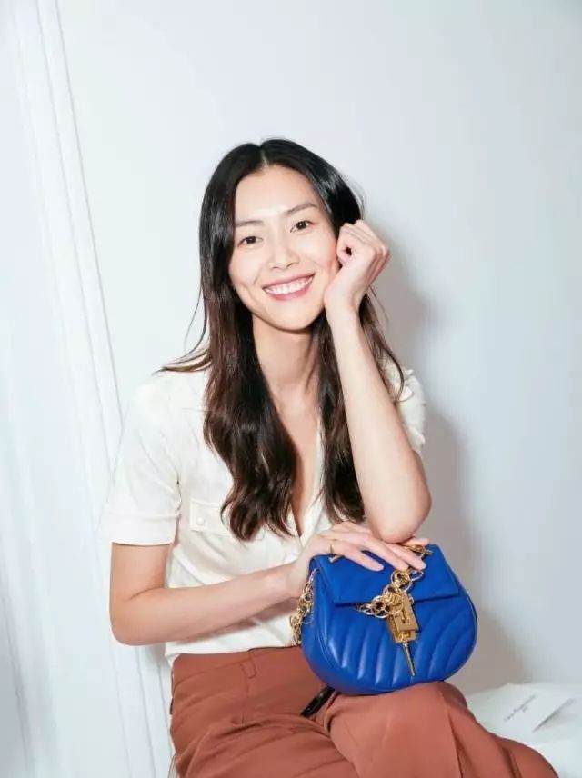 刘雯唐嫣同款小猪包,刘雯背的新款包是什么品牌