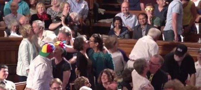 为啥老人耳朵更大，接吻能减轻皮肤过敏？搞笑诺贝尔奖统统为你解答丨周末趣读