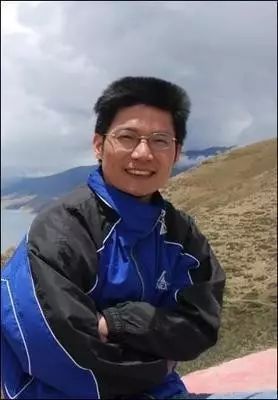 高原读书：吴昕孺｜《心的深处有个宇宙——在现代诗中醒来》