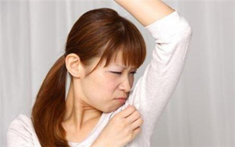 腋下毛上有黄色附着物气味难闻,腋下味道刺鼻