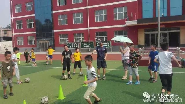 「直通校园」*党**员干部齐上阵携手并肩抓特色——外教走进太原尖草坪迎新三校指导精英足球队训练