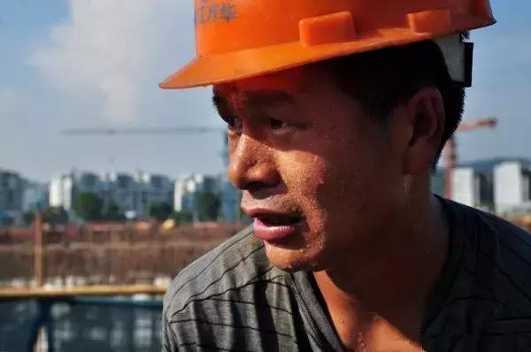 凌晨5点西安的街头感人一幕,西安高温40度搞笑视频