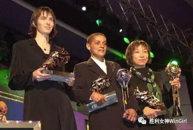 穿国家队队服的马拉多纳,穿着裙子的马拉多纳