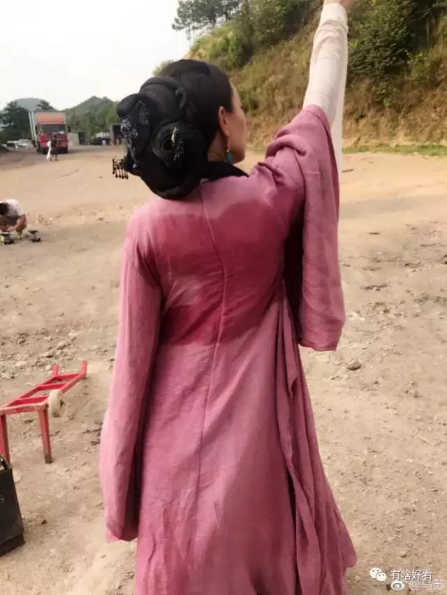 拍戏40度高温穿厚衣服,横店40度拍戏现场