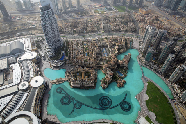 迪拜,一边是黄金,一边是黄土