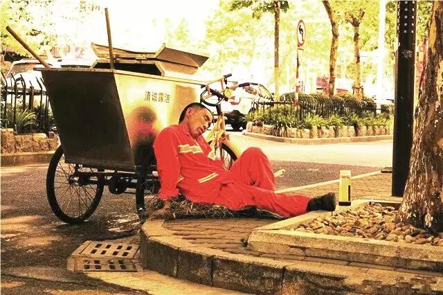 凌晨5点西安的街头感人一幕,西安高温40度搞笑视频