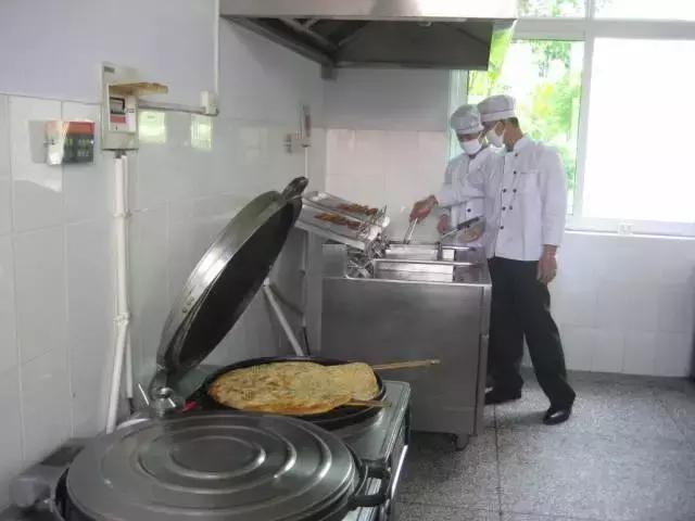 建军90周年：我军“锅碗瓢盆”那些事儿，这回全明白了