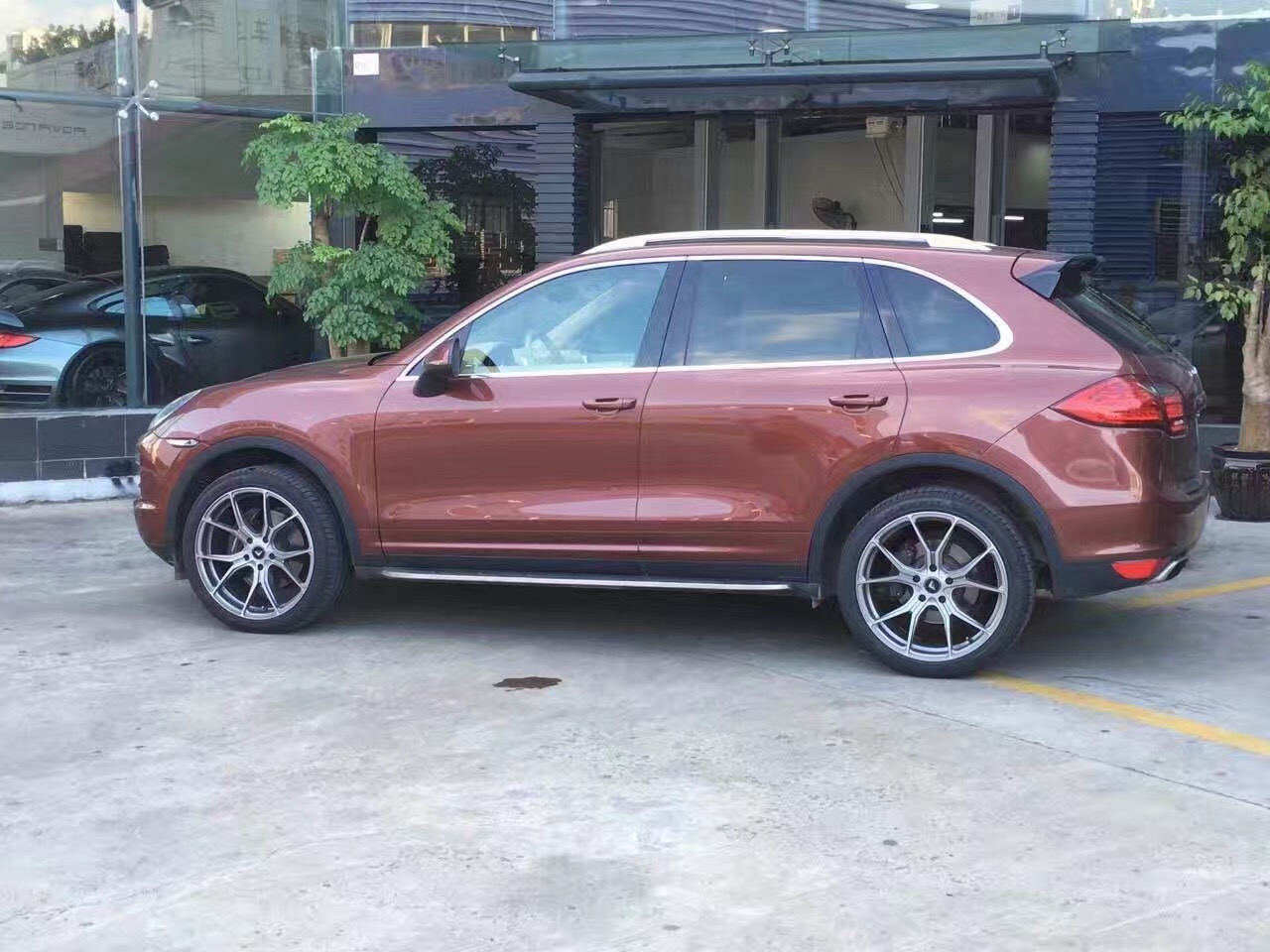 你的家车改了没买菜车保时捷卡宴升级21寸大V轮毂加哈曼EVO宽体包围，猜下改了多少钱