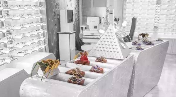 从眼镜框过渡到隐形眼镜,从戴眼镜到不戴眼镜