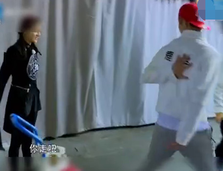 鹿晗热巴乔欣,鹿晗当众给关晓彤秀球技