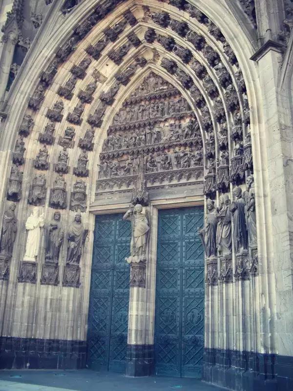 上帝视角俯瞰德国科隆大教堂,德国科隆大教堂效果图