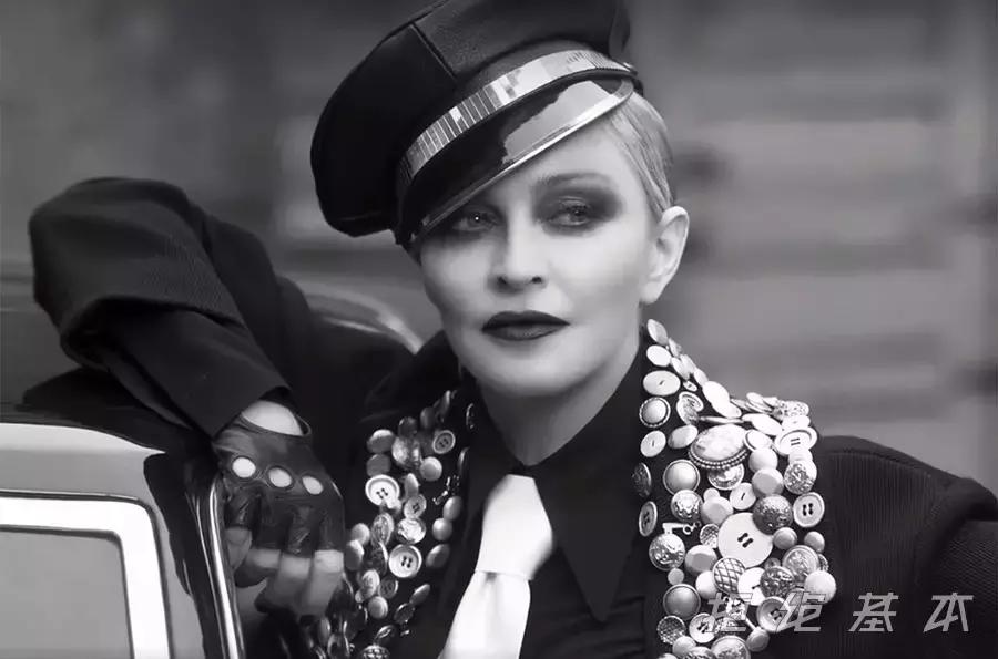 胸前有个爱心洞的大版t恤,胸前有爱心的半背衣