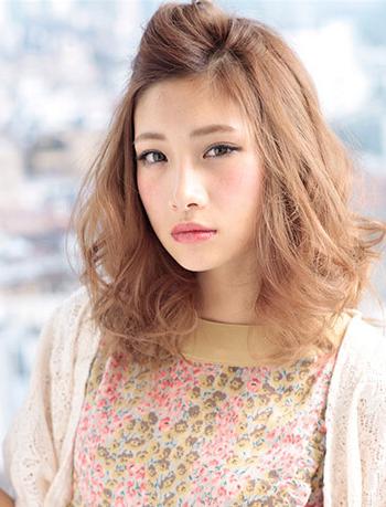 怎样把前头发扎好看,前面头发蓬松是怎么做到的