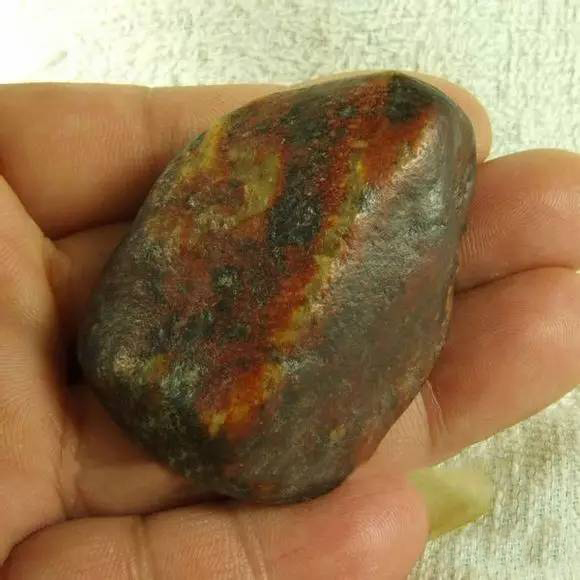 岫玉的黄白老玉与河磨玉的区别,老司机带你聊翡翠