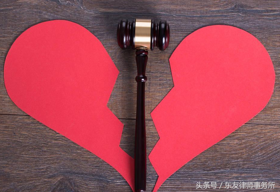 夫妻户口不再同一城市，离婚时，该到谁的户口所在地办理？