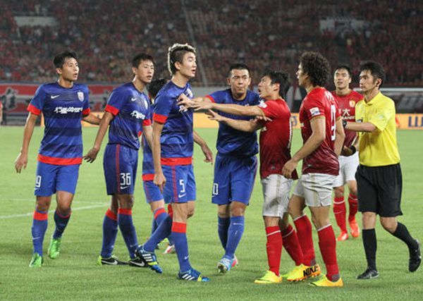 裁判球场解决冲突,球场裁判被球员打应该怎么办