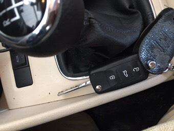 宝来起步转速2000左右正常吗,宝来起步轻点油门转速高怎么回事