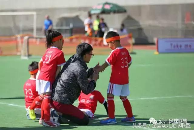 如何跟孩子一起踢足球,怎么才能让孩子爱上足球