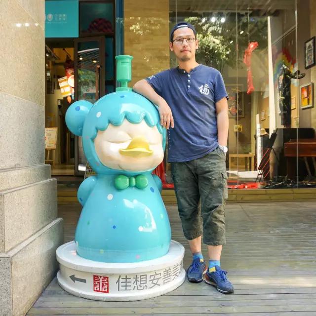 他辞去国企高管工作，把独立电影社搬进可以画画、喝咖啡的美术馆