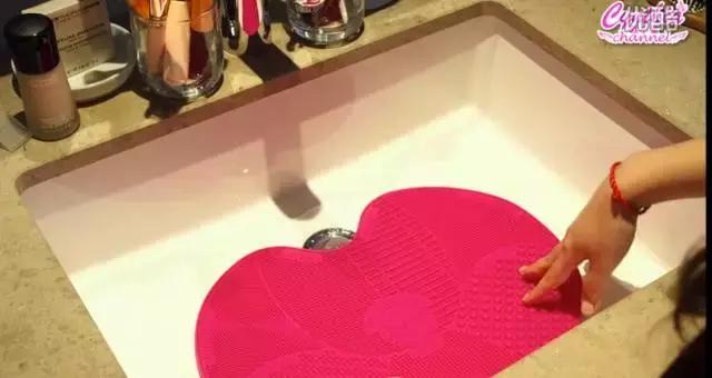 用清洁工具洗化妆刷,比马桶都脏的化妆刷到底怎么洗