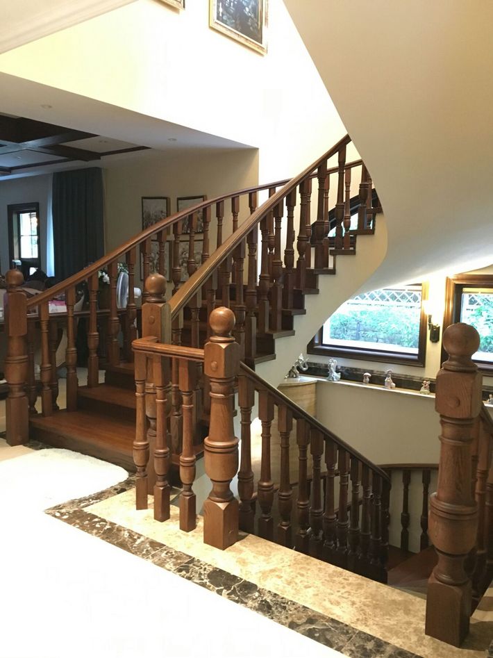 旋转楼梯别墅中空客厅新中式,旋转阳台沙发轻奢