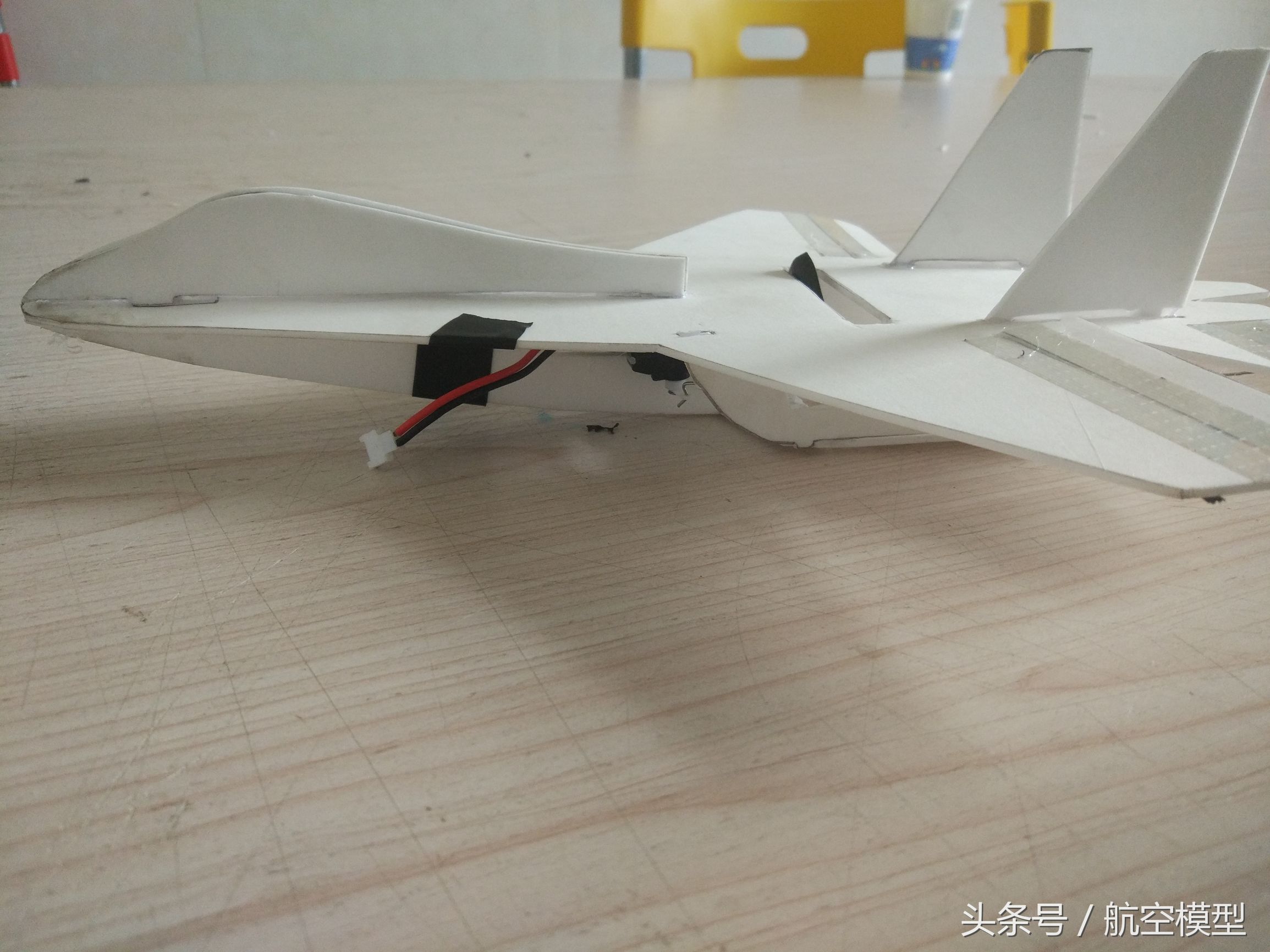 自制遥控小飞机只要一个小马达,自制一架小飞机
