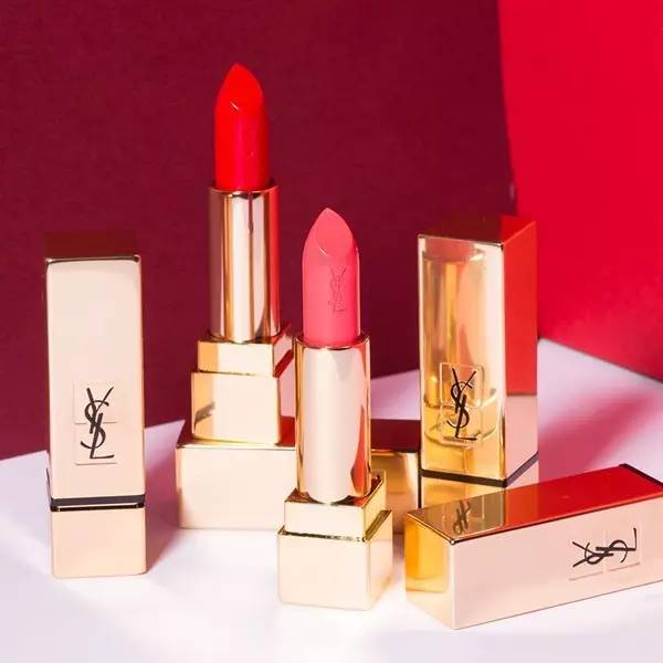 为什么美妆博主的口红都要涂出去 (美妆博主和普通人涂口红哪个好)