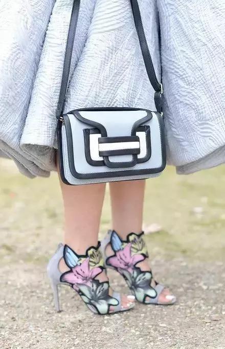 手拎高级感迷你小包包,高级感超迷你小包包