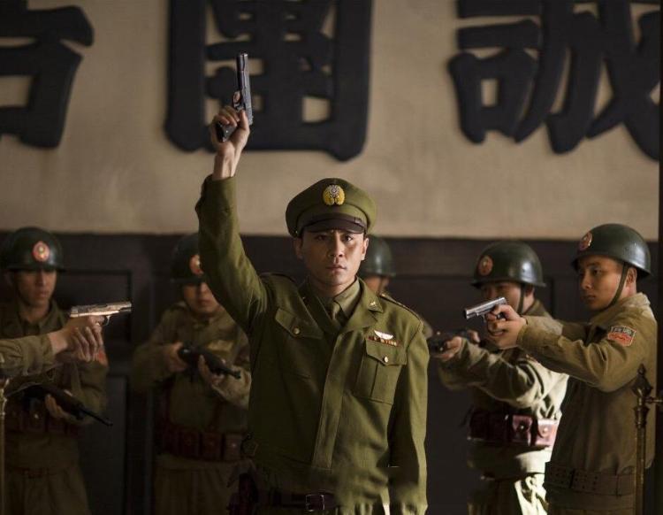 英姿飒爽，那些穿军装迷死人的男神们