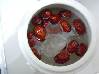 牛奶燕窝木瓜怎么炖,燕窝可以用牛奶炖吗