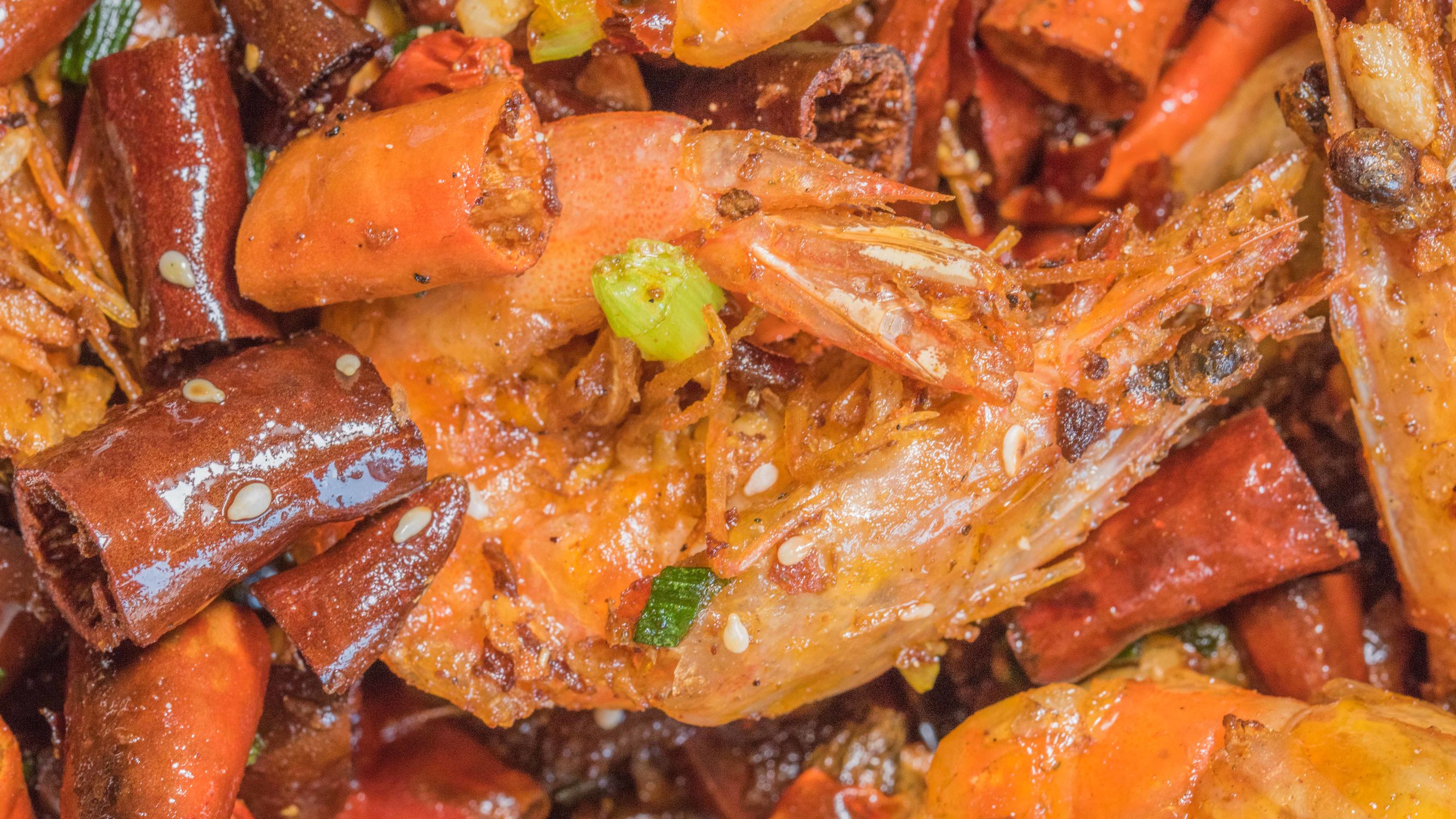 摸着良心讲，昆明关上某饭店，虾肉好吃到甩市区饭店10多条街