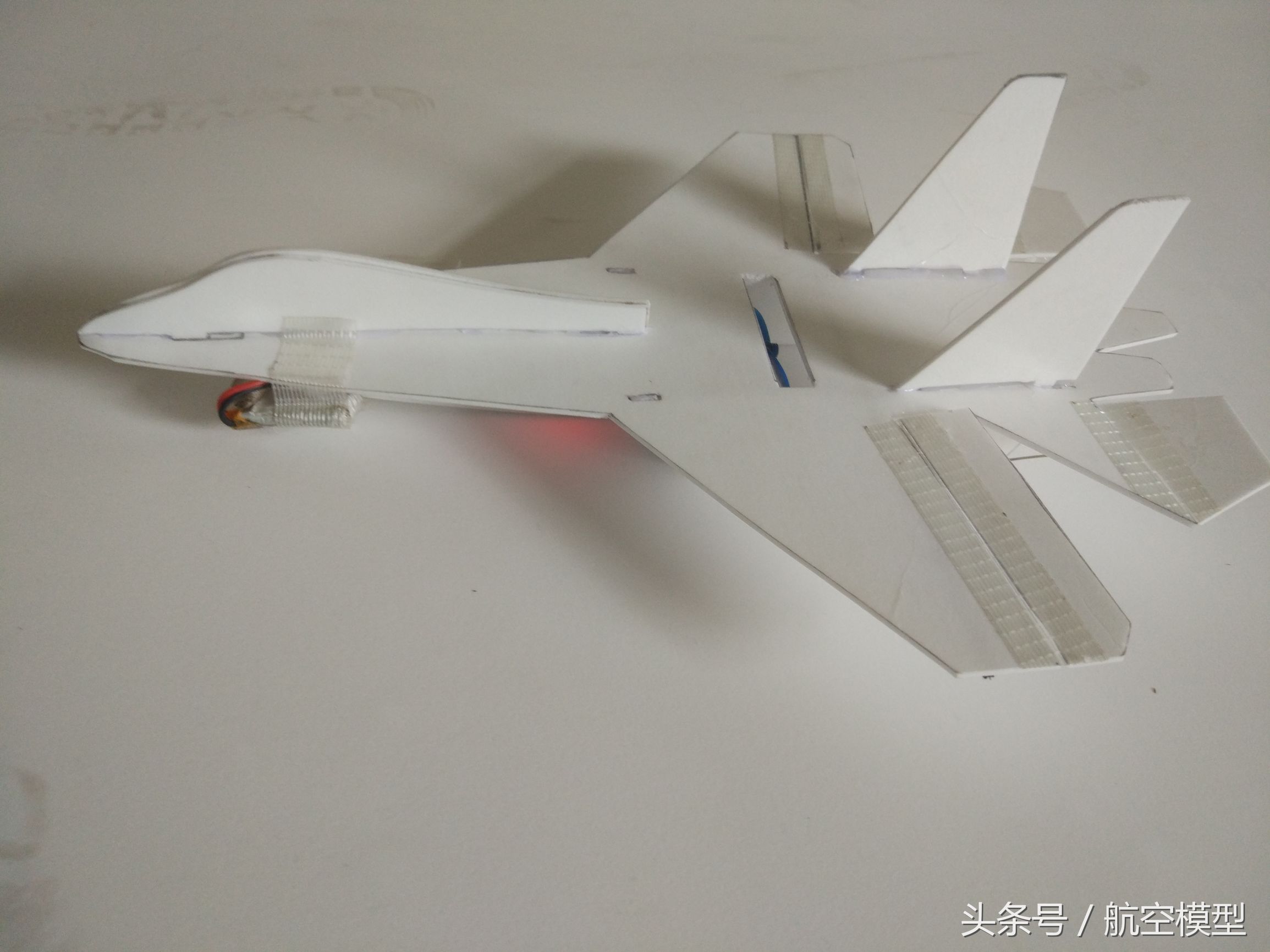 自制遥控小飞机只要一个小马达,自制一架小飞机