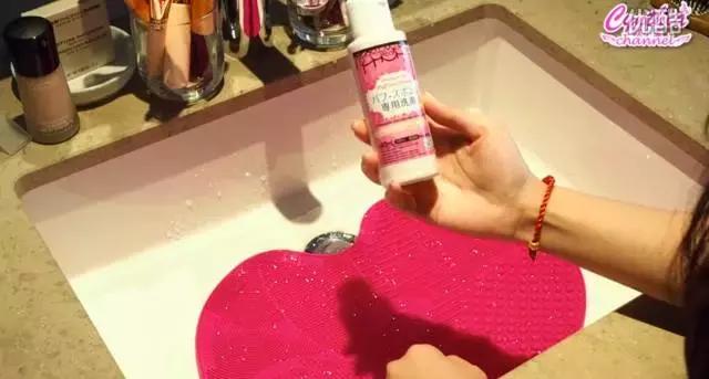 用清洁工具洗化妆刷,比马桶都脏的化妆刷到底怎么洗