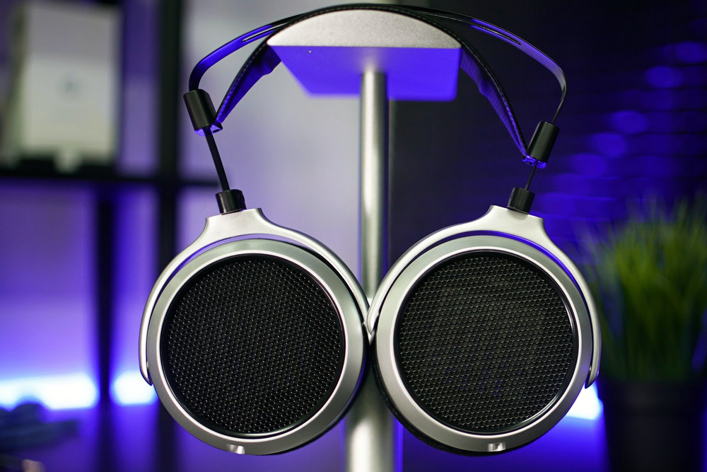 聆听发烧耳机,聆听顶级音响