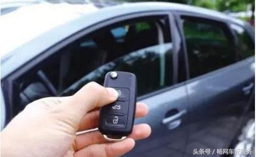 挡风玻璃有好多小亮点,挡风玻璃小黑点能贴东西吗图片