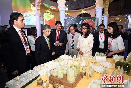 光明早报:微信微博百度贴吧被查;余额宝额度降至10万