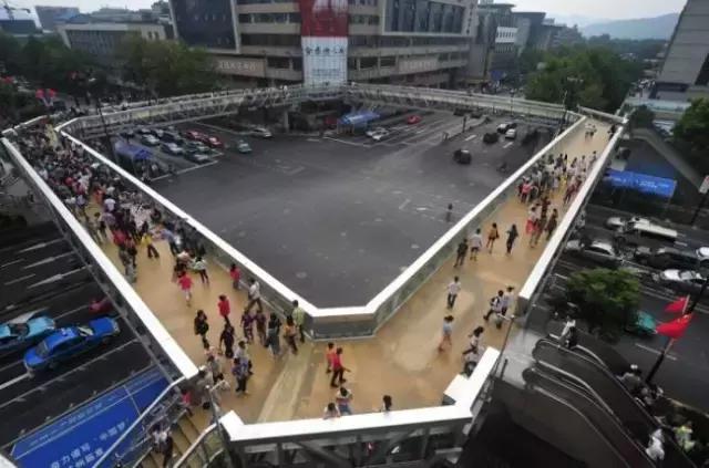 走过3570米，站在延安路尽头，闻到了这座城市繁华过尽的味道