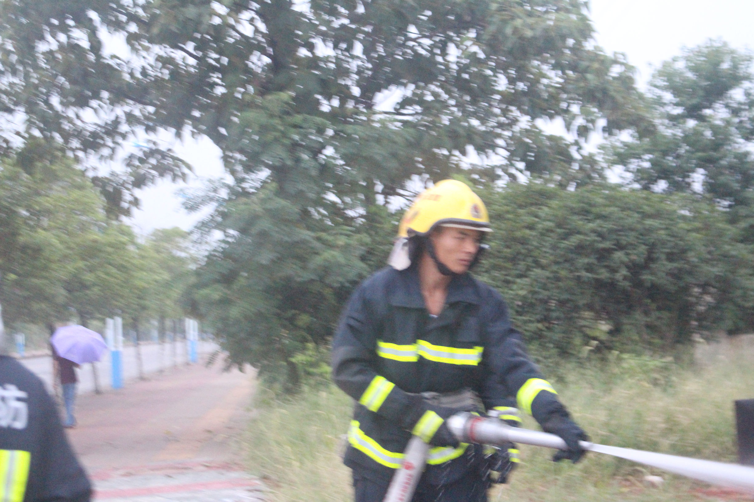 路上突然起火消防队迅速扑灭,摩托车起火民警飞奔救援30秒扑灭