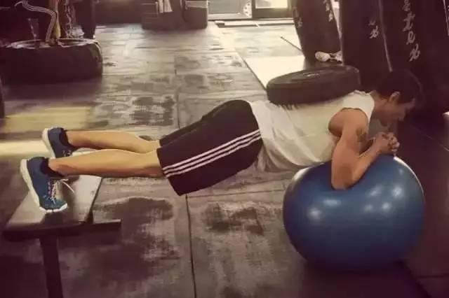 每天做1分钟平板支撑会怎么样,坚持做一个月平板支撑会怎么样