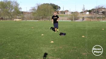 足球如何提高转身能力教案,足球背身拿球转身过人教学