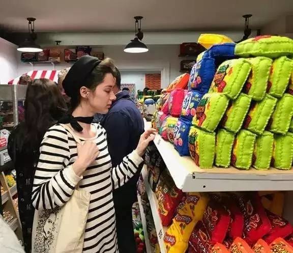 这家店9000件商品全是假货,人们却争相购买