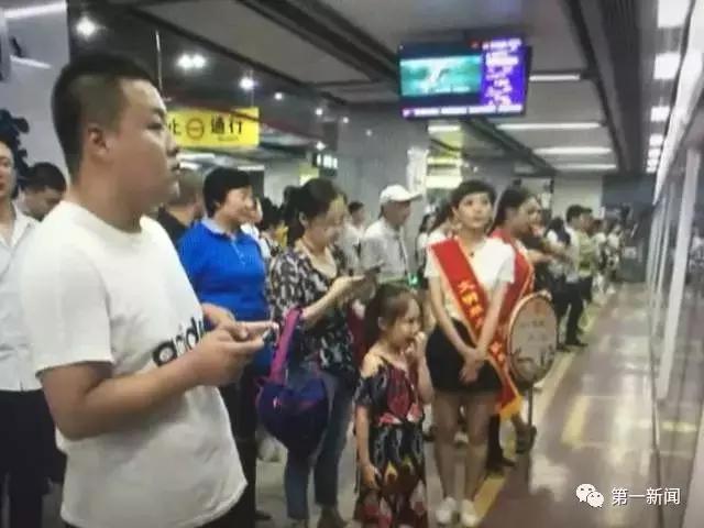 跟我排·主播来行动美女主播李甜甜做起西安地铁“引导员”