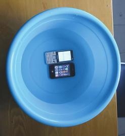 手机进水放大米里有用吗,手机进水后放进大米里能自救吗