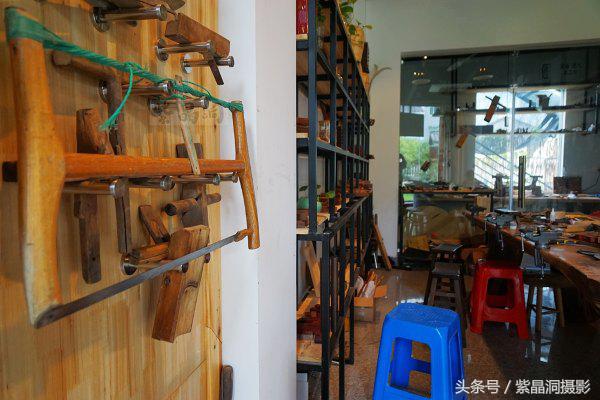 我们是谁？游客！我们做啥？木工！怎么做？打酱油！