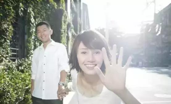 拍婚纱照感觉尴尬怎么办,拍婚纱照时尴尬动作