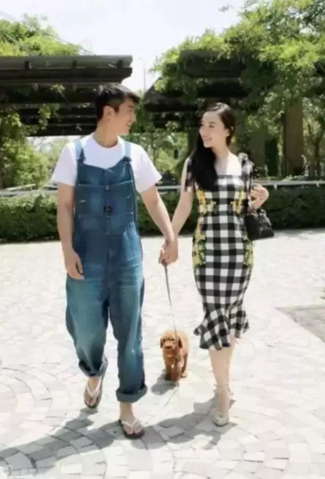 明星尬拍名场面,明星机场撞柱子尬舞