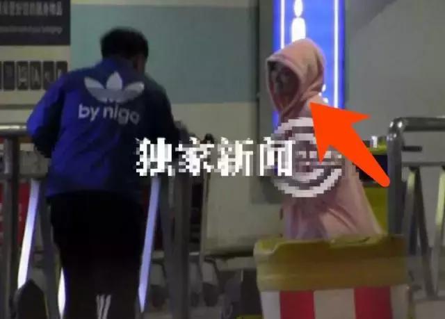 明星尬拍名场面,明星机场撞柱子尬舞