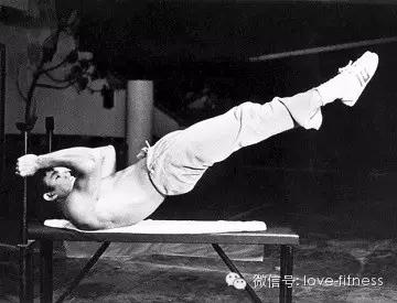 龙旗腹肌,老外练腹肌8分钟视频